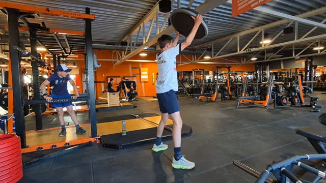 Travail de avec les rugbymen en herbes 🦘 + pour travailler leur explosivité 👌